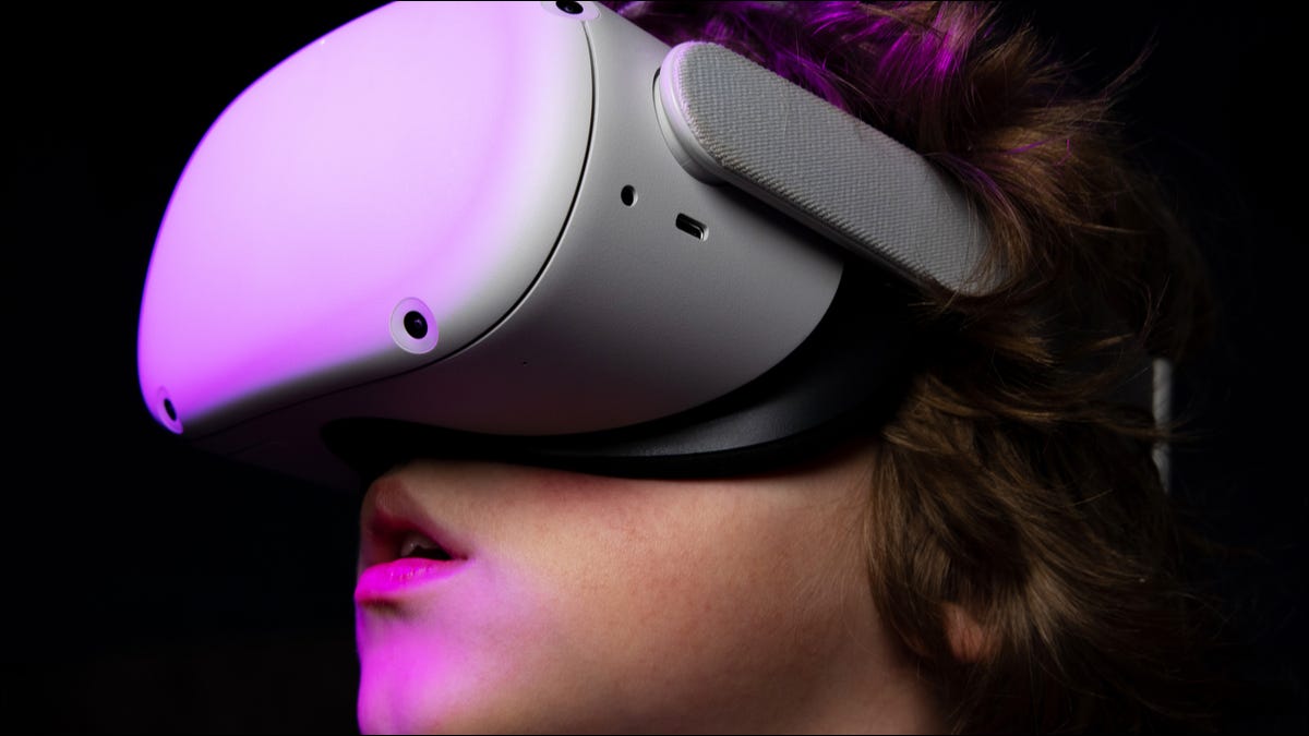 Ein Junge, der ein Virtual-Reality-Headset von Oculus Quest 2 trägt.