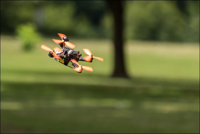Un dron corriendo por el aire.