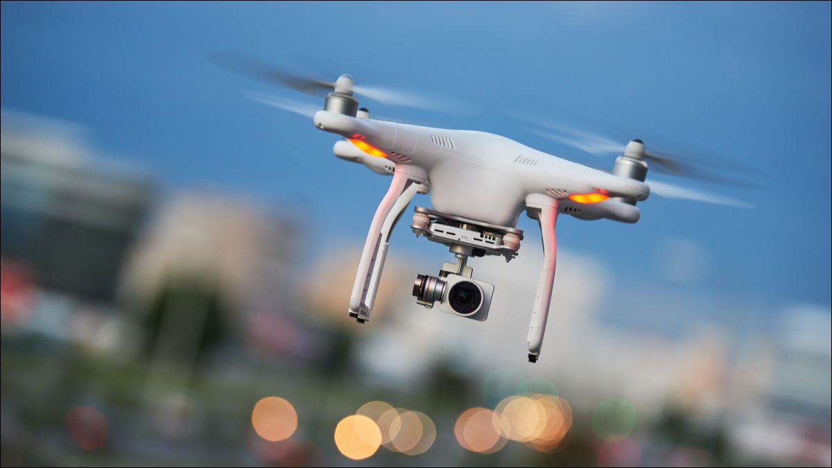 Un drone cuadricóptero volador con una cámara adjunta.