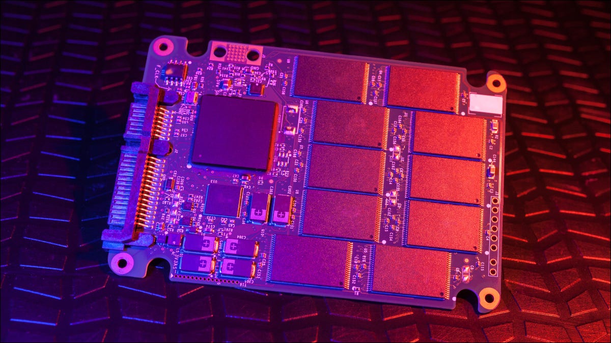 Placa de circuito de la unidad SSD en azul y rosa.