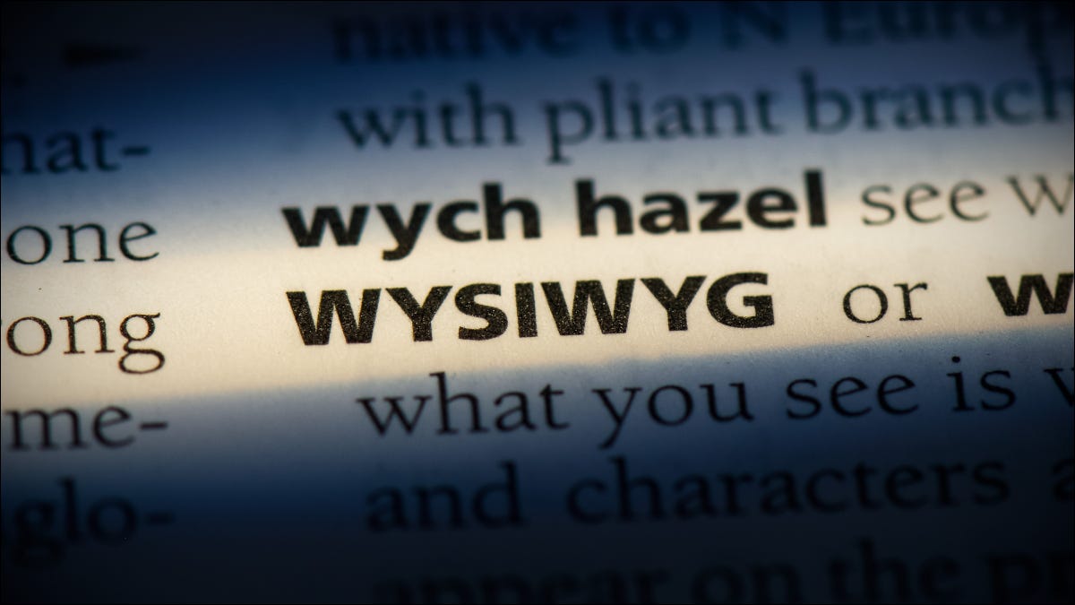 Primer plano de una definición de "WYSIWYG" en un diccionario