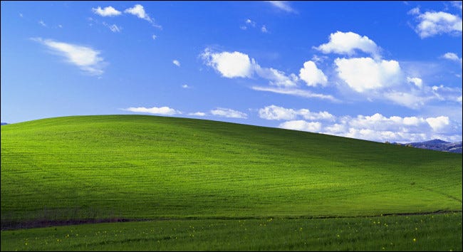 Una versión recortada del fondo de escritorio "Bliss" de Windows XP.