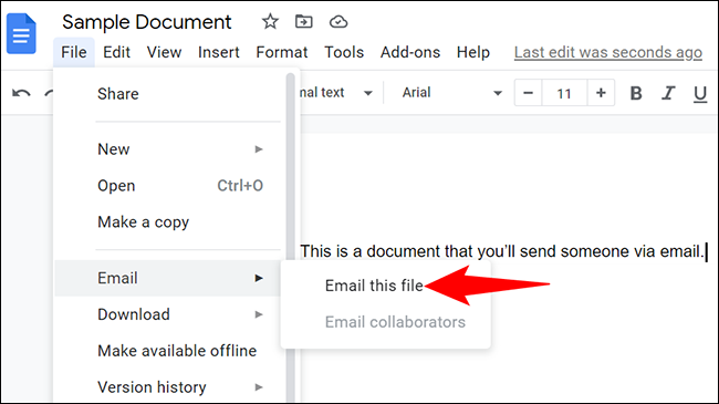 Elija Archivo> Correo electrónico> Enviar este archivo por correo electrónico desde la barra de menú de Google Docs.