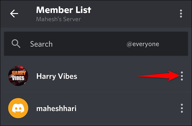 Toque los tres puntos junto a un usuario en la página "Lista de miembros".