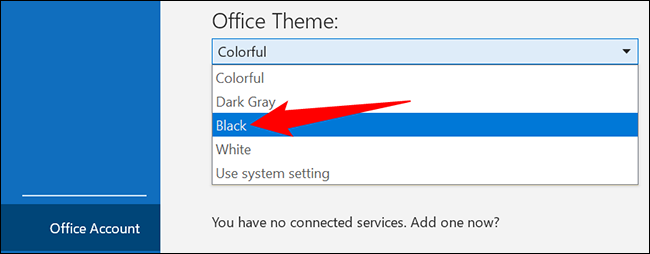 Haz clic en el menú desplegable "Tema de Office" y selecciona "Negro".