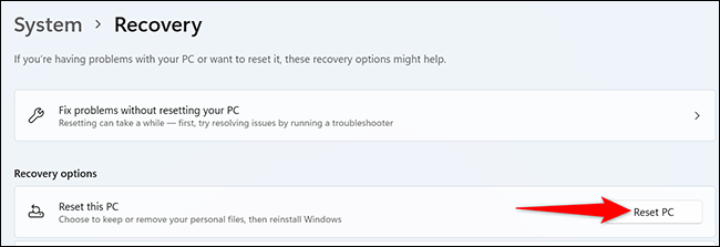 Haga clic en "Restablecer PC" en la pantalla "Recuperación" en Configuración en Windows 11.