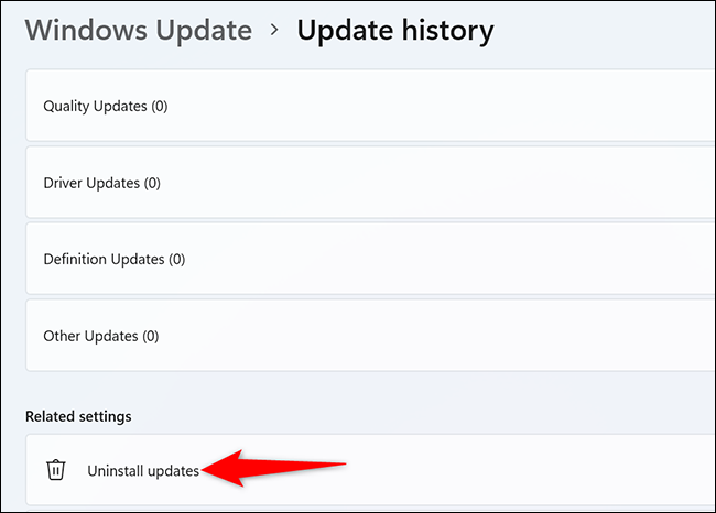 Seleccione "Desinstalar actualizaciones" en la página "Historial de actualizaciones" en Configuración en Windows 11.