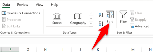 Haga clic en "Ordenar" en la sección "Ordenar y filtrar" de la pestaña "Datos" en Excel.