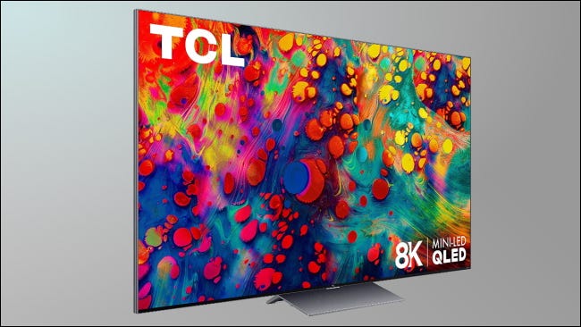 Televisor TCL 6-Series 8K sobre fondo gris