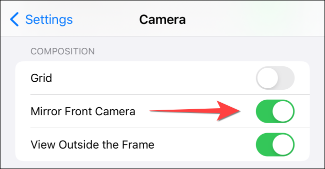 Activa el interruptor de "Cámara frontal espejo".