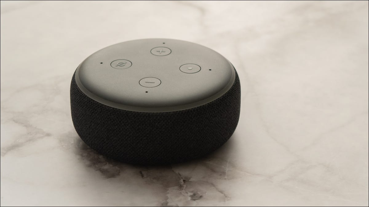 Amazon Echo Dot sobre una superficie de mármol