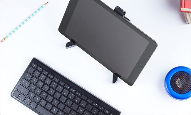 Soporte Amazon Basics con teclado bluetooth