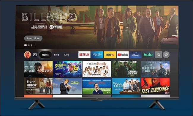 Amazon Fire TV Omni tv sobre fondo azul.