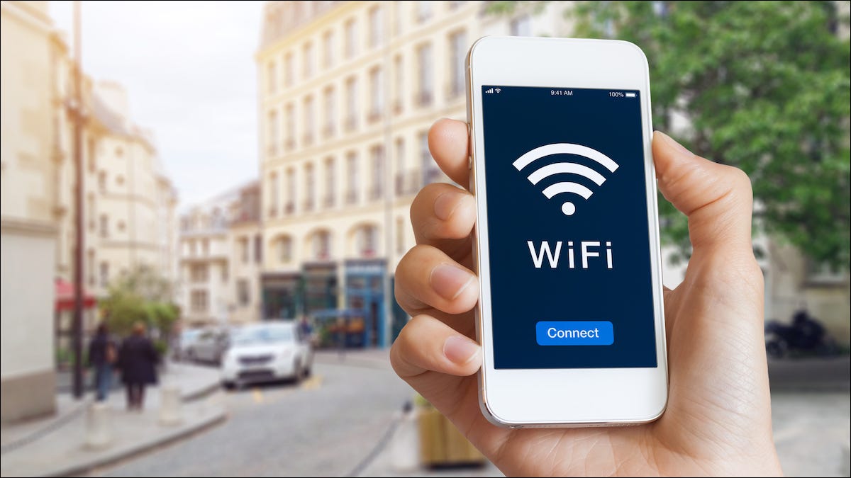 Un iPhone conectado a un punto de acceso Wi-Fi público