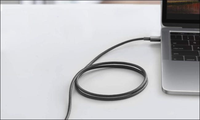 Cable de carga de nailon Anker en portátil
