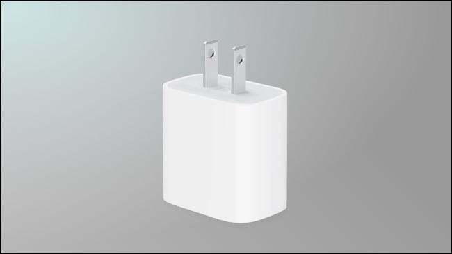 Cargador de Apple sobre fondo gris