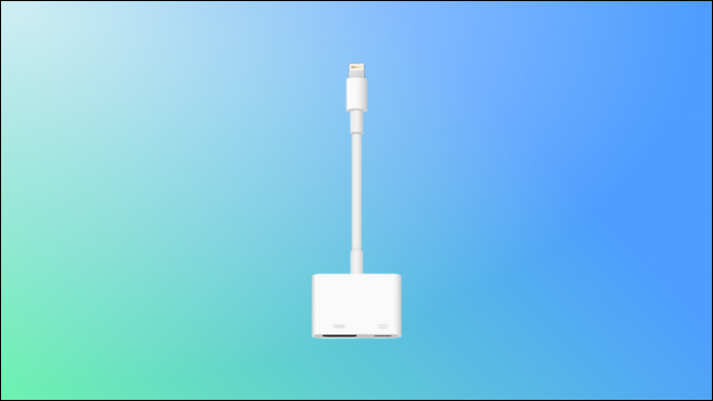 Cable HDMI a Lightning de Apple sobre fondo verde y azul