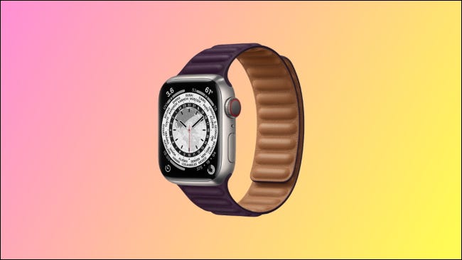 Apple Watch 7 de titanio sobre fondo rosa y amarillo