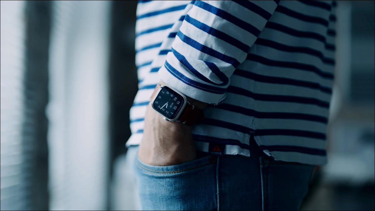 Nahaufnahme der Apple Watch Series 7 am Handgelenk einer Person mit Hand in der Tasche
