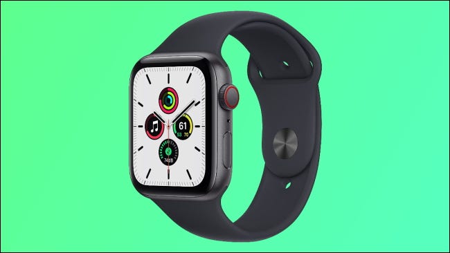 Apple Watch SE gris sobre fondo verde