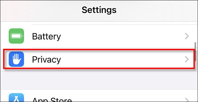 En la configuración de iPhone, toca "Privacidad".