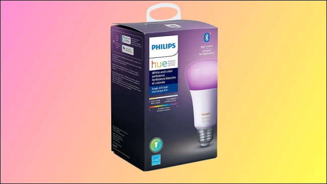 Caja Philips Hue sobre un fondo rosa y amarillo.