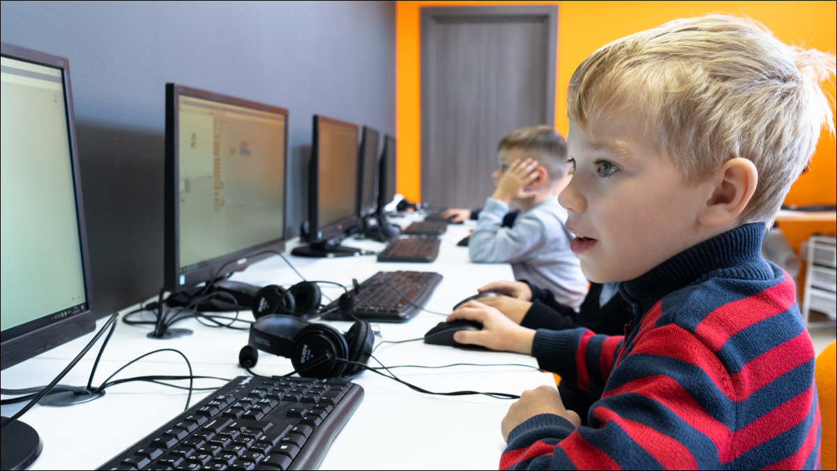 Niño aprendiendo a programar en una PC con Scratch