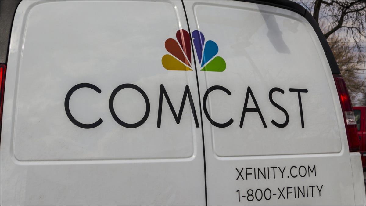 Logotipo de Comcast en una camioneta