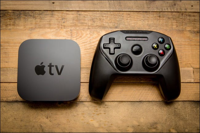 Un controlador de juegos y un Apple TV.