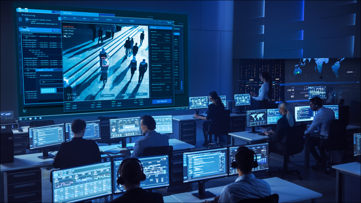 Un equipo de ciberseguridad profesional que opera frente a una pantalla grande.