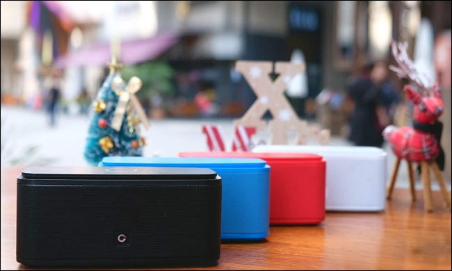 Cajas de sonido alineadas junto a imágenes navideñas