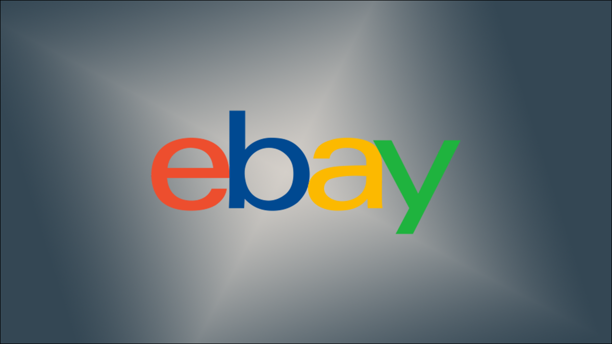 Logotipo de eBay sobre un fondo gris degradado.