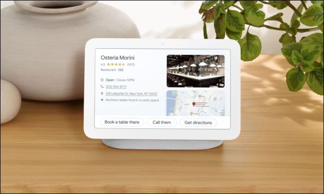 Google Nest hub en mesa con macetas