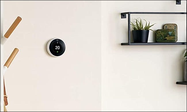 Termostato inteligente Google Nest en la sala de estar