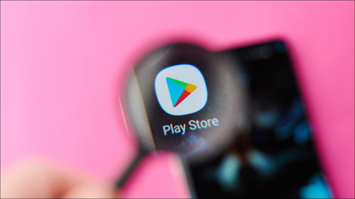 El logotipo de Google Play Store en un teléfono inteligente que se muestra a través de una lupa