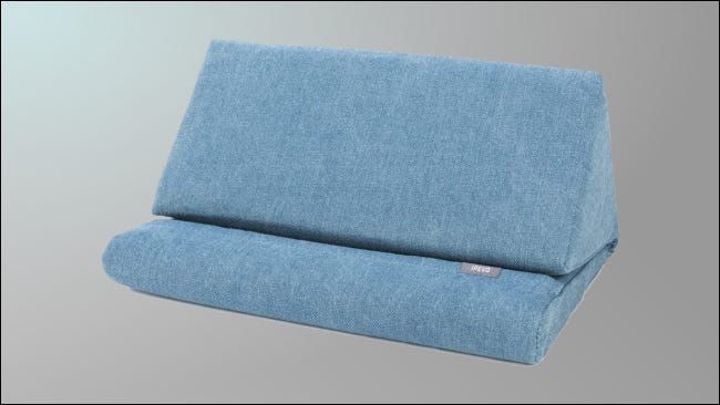 soporte de almohada sobre fondo gris