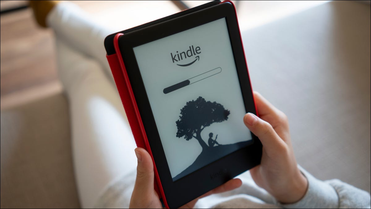 Primer plano de un Kindle Kids Edition en manos de una niña, con barra de progreso en la pantalla.