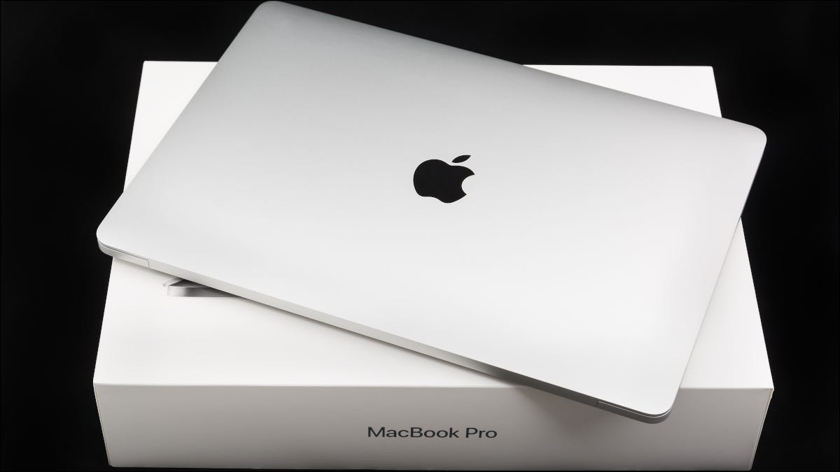 Una MacBook Pro cerrada sobre el embalaje original