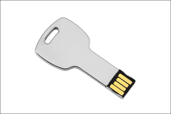 Memoria USB plateada con forma de llave