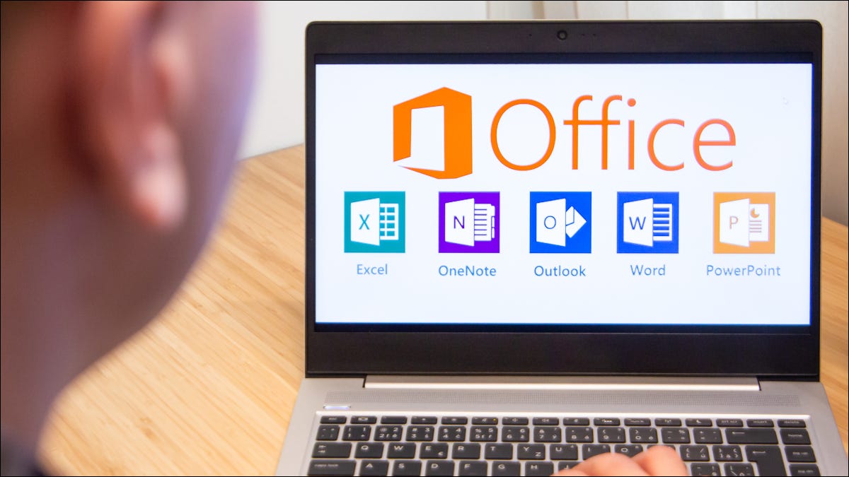 Portátil con logotipos de Microsoft Office