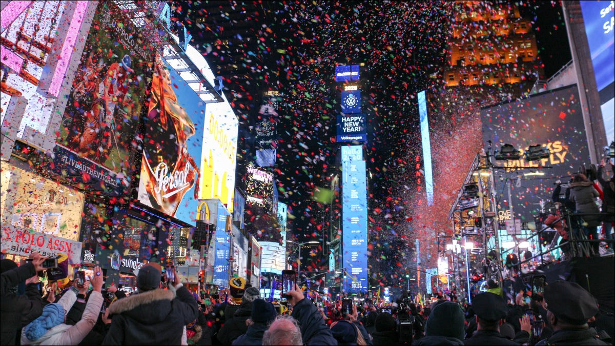 Confeti cayendo sobre multitudes en Times Square en la Ciudad de Nueva York