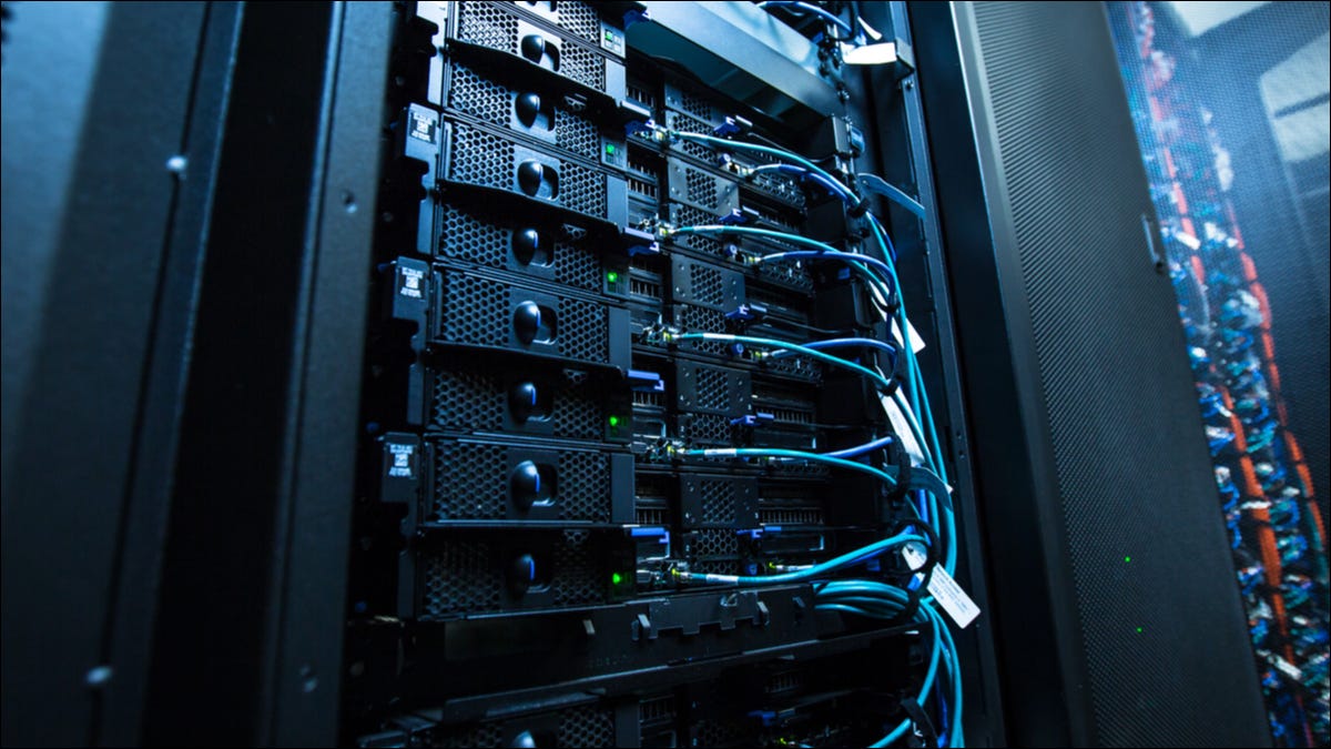 Un rack de servidores de red.