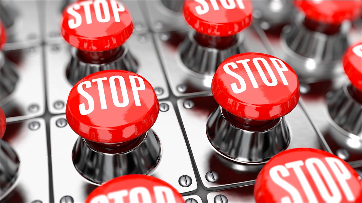 Botones físicos rojos de "parada", que son interruptores de interrupción.