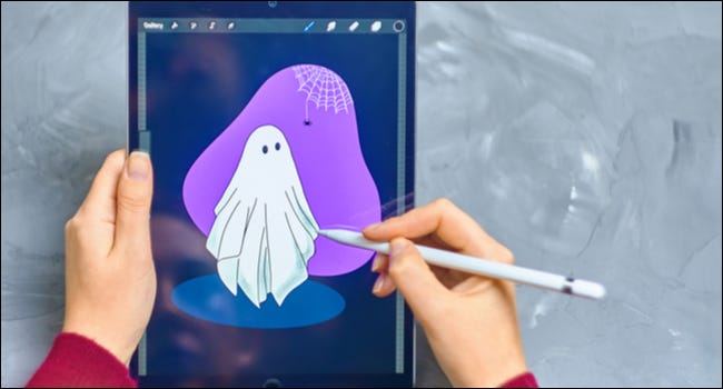 Persona que usa Apple Pencil para dibujar fantasmas