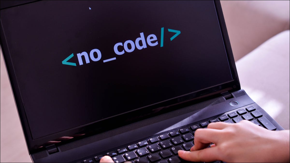 Las palabras "Sin código" se muestran en la pantalla de una computadora portátil.