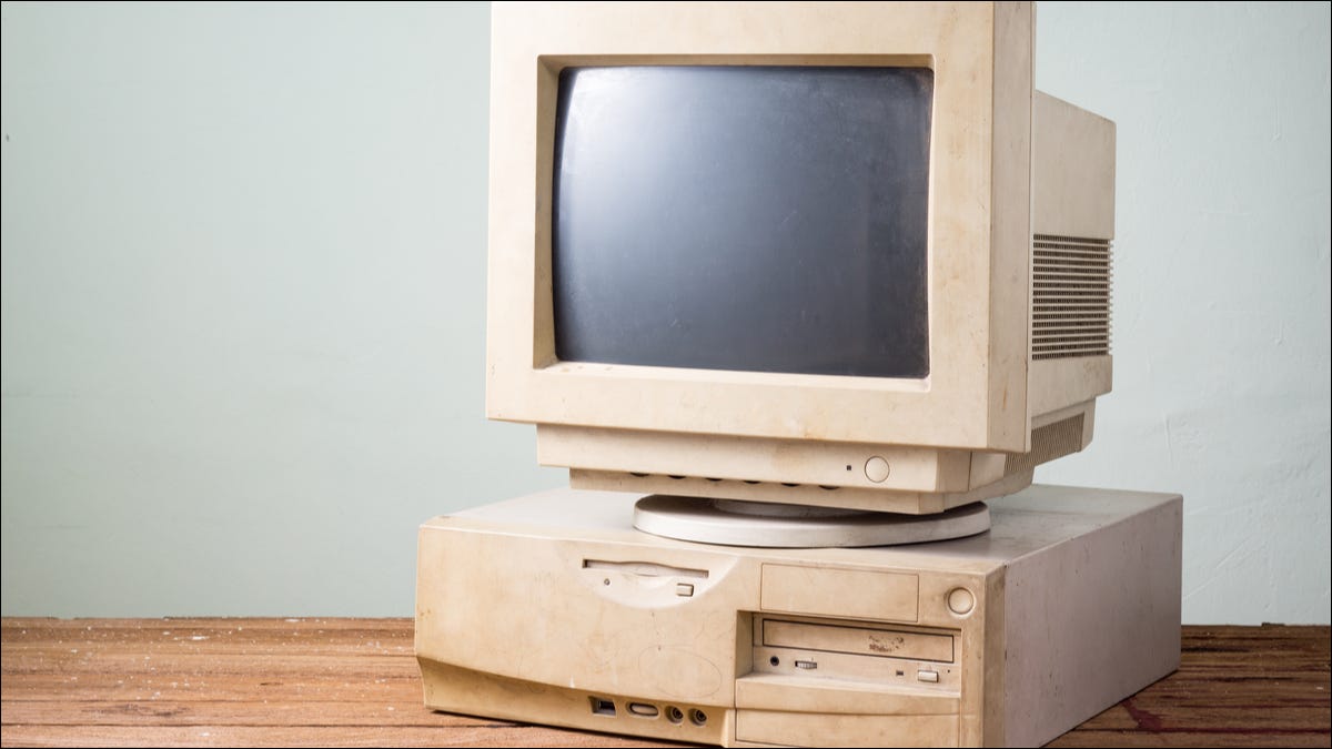 Una computadora obsoleta en una mesa de madera.