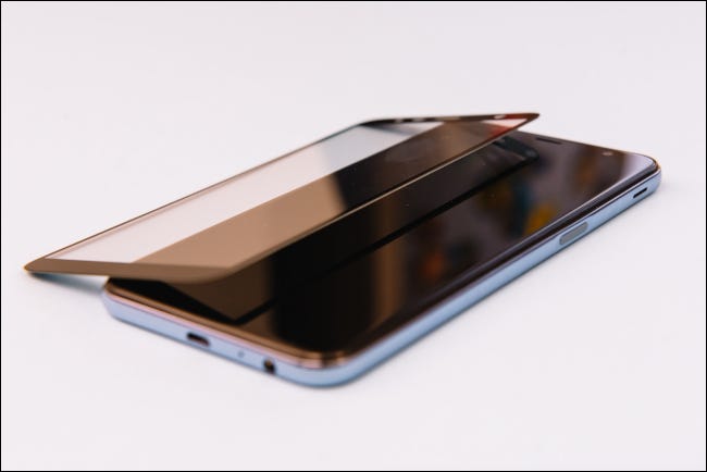 Smartphone con un protector de vidrio templado separado del mismo