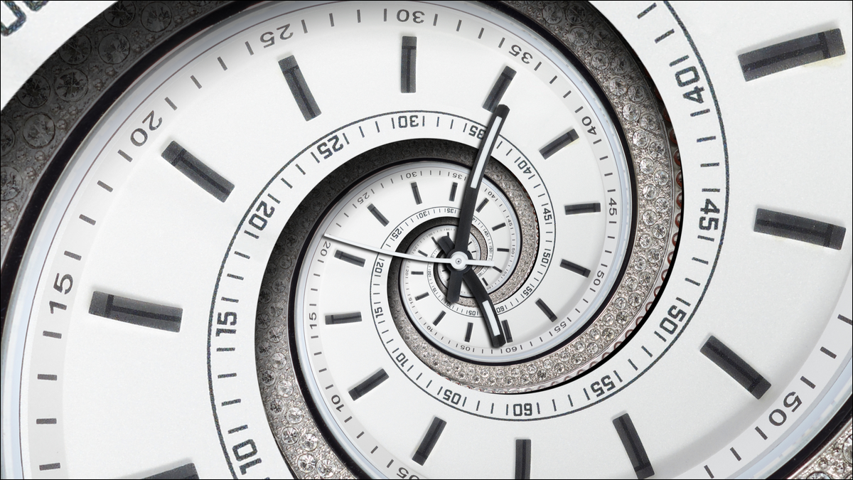 Esfera de reloj con un diseño de remolino deformado.
