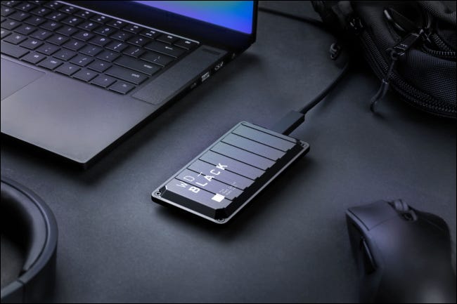 WD Black SSD en el escritorio cerca de los accesorios