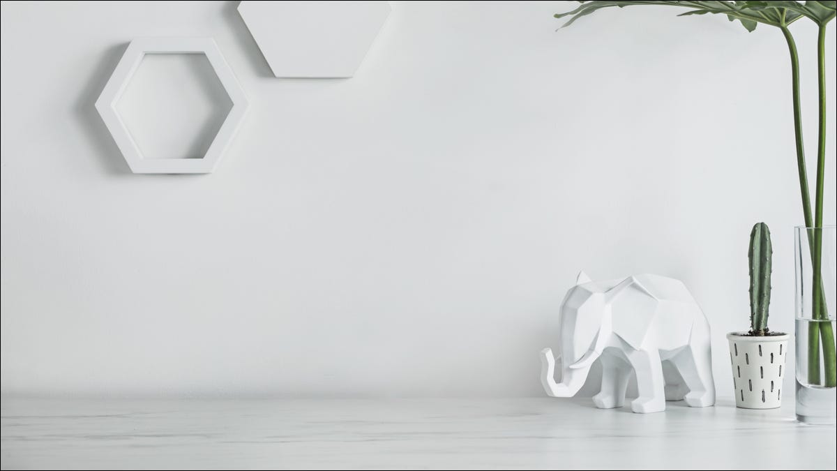 elefante blanco con otros elementos en el escritorio
